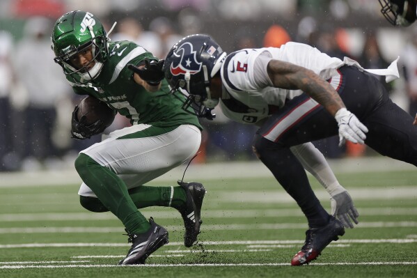Fantasy plays Players to start and sit for NFL Week 16 AP News